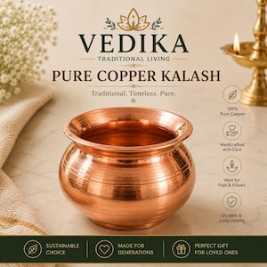 Può includere: Un vaso kalash in rame metallico rotondo con un bordo largo e svasato e dettagli a linee orizzontali. Il testo VEDIKA TRADITIONAL LIVING PURE COPPER KALASH è visualizzato sopra il vaso, con icone e testo aggiuntivi che descrivono le caratteristiche.