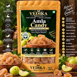 Könnte beinhalten: Ein 250g Beutel Vedika Spices Co. Amla-Bonbons mit dunkelgrünem Etikett und goldener Schrift. Die Verpackung zeigt eine Holzschale mit zuckrigen, bernsteinfarbenen indischen Stachelbeerbonbons sowie frischen, grünen Amla-Früchten.