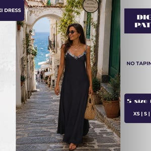 Könnte beinhalten: Ein schwarzes Maxikleid mit dünnen Trägern und einem gemusterten V-Ausschnitt. Das Bild enthält den Text: MAXI DRESS, DIGITAL PATTERN, NO TAPING REQUIRED, 5 size included, XS | S | M | L | XL. Das Kleid wird in einer mediterranen Straße gezeigt.
