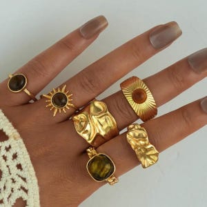 Set med 6 stapelringar i guld, Tigeröga-stenring, Celestial Sunburst-ring, Grova smälta guldringar, Texturerad signetring
