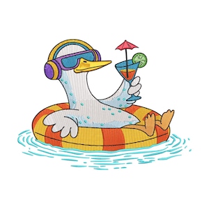 Puede incluir: Un diseño bordado de un ganso blanco con auriculares morados y amarillos y gafas azules, flotando en un flotador de rayas rojas y amarillas sobre agua azul, sosteniendo una copa de cóctel con una sombrilla rosa y una rodaja de lima.