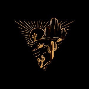 Könnte beinhalten: Goldfarbene Wüstenlandschaftsillustration auf schwarzem Hintergrund. Das Design zeigt eine Sonne, Kakteen und Felsformationen in einer dreieckigen Form. Das Kunstwerk hat einen minimalistischen Stil mit feinen Linien und einer Vintage-Ästhetik.