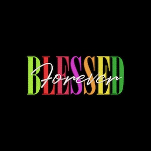 Puede incluir: Un diseño gráfico sobre un fondo negro presenta la palabra "BLESSED" en letras audaces y coloridas. La palabra "Forever" está escrita en cursiva sobre la palabra "BLESSED". Las letras son verdes, rojas, moradas, amarillas y naranjas.