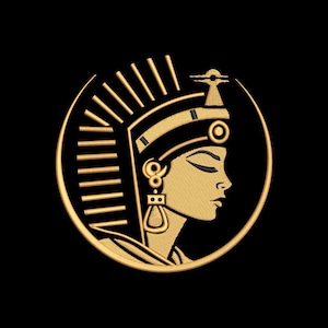 Può includere: Design ricamato in oro di una regina egizia di profilo, racchiuso in una cornice circolare. La regina indossa un copricapo e gioielli tradizionali, su sfondo nero. Il design è dettagliato ed elegante.