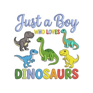 Op de afbeelding: Geborduurd ontwerp met de tekst "Just a Boy Who Loves Dinosaurs" boven zes kleurrijke cartoon dinosaurussen. De dinosaurussen zijn in verschillende kleuren, waaronder grijs, blauw, groen en geel, met het woord "DINOSAURS" in regenboogkleuren.