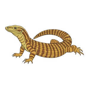 Pode incluir: Design bordado de um lagarto em tons de bege e castanho, com um padrão listrado no corpo e na cauda. O lagarto é retratado em perfil, com as pernas estendidas e a cauda enrolada.