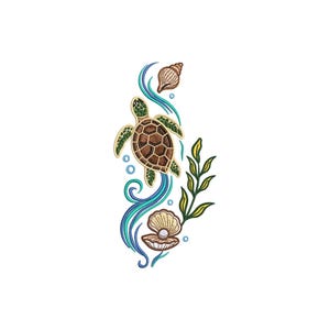 以下が含まれることがあります： 海亀、貝殻、水生植物をあしらった刺繍デザイン。カメは茶色の甲羅と緑色の頭とひれを持っています。青と緑の波と泡がカメを囲んでいます。真珠が入った貝殻が一番下にあります。