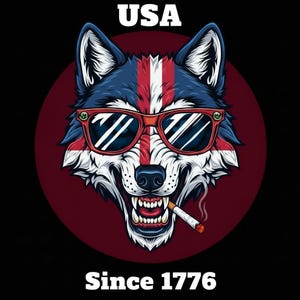 Puede incluir: Ilustración gráfica de una cabeza de lobo con la bandera de EE. UU., gafas de sol rojas y un cigarrillo. El texto "USA" está arriba y "Since 1776" abajo. El diseño está sobre un círculo rojo.