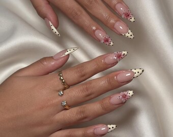 Unghie finte in gel personalizzate con french manicure a pois, decorazioni floreali 3D.