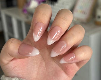 Melkachtige French Tip druk op de nagels, handgeschilderde geleigel nepnagels