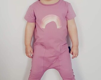 Kinder Romper/ Rosa Rainbow/ Ökotex 100/ Overall ohne Knöpfe elastischer Kragen/ Strampler/ handmade Kinderkleidung/ Unisex Outfit