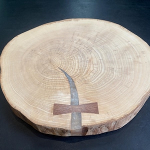 Plato giratorio de fresno y epoxi con pajarita de sapeli