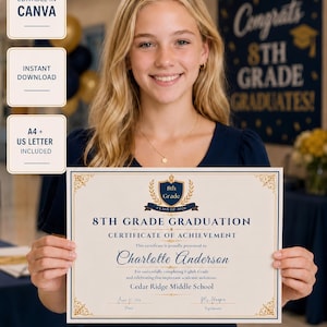 Può includere: Una persona tiene in mano un Certificato di conseguimento dell'8° grado. Il certificato presenta un design blu navy e oro con il testo "8th Grade Graduation" e "Charlotte Anderson". L'immagine include anche il testo "Editable in Canva", "Instant Download" e "A4 + US Letter Included".