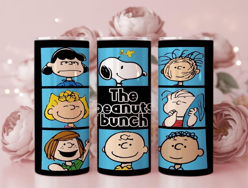 Puede incluir: Un vaso cil&iacute;ndrico con un estampado gr&aacute;fico en azul y negro de los personajes de Peanuts, incluyendo a Snoopy, Woodstock, Charlie Brown, Lucy, Sally, Linus y Franklin, con el texto The Peanuts bunch impreso en negro en el panel central.