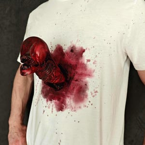 Bärbar Xenomorph-inspirerad Alien Chestburster-rekvisita – handmålad skräckcosplay med specialdesignad tröja.