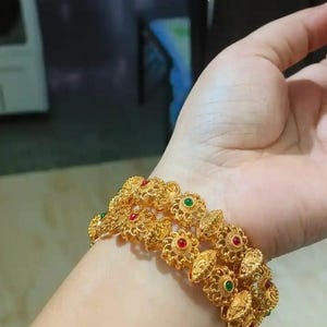 Conjunto de brazaletes de filigrana chapados en oro, con piedras de rubí y esmeralda, estilo tradicional Kada.