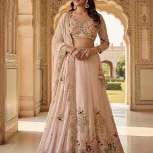 Lehenga de estilo nupcial con lentejuelas y dupatta a juego.