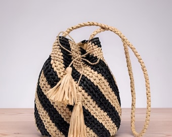Torebka typu bucket inspirowana mochilą, frędzle z rafii na ramię, torebka w stylu boho ze ściągaczem, ręcznie tkana szydełkowa torba letnia, prezent festiwalowy dla niej