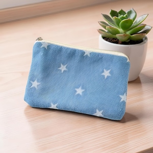 Puede incluir: Un letrero de madera rústica con el texto "Welcome to our home" en letras blancas. El letrero presenta un acabado envejecido y un diseño sencillo y acogedor, perfecto para la decoración de la entrada.