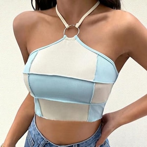 Patchwork-Halterneck-Crop-Top, gerippter Strick, blau und creme