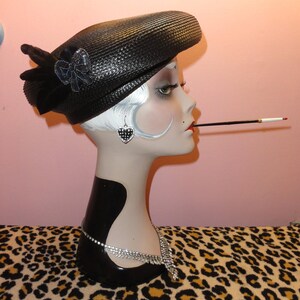 ヴィンテージ風の黒い織りベレー帽、スパンコール、リボン、羽根付き