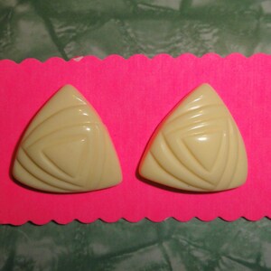 Vintage Ivory Colored Bakelite Earrings Triangle Carved 1950's Jewelry Pinup Retro Rockabilly - Etsy