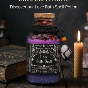 Może przedstawiać: Ozdobny szklany słoik z eliksirem do kąpieli "Love Bath Spell", z korkiem i czarnym sznurkiem. Słoik zawiera fioletowe sole do kąpieli i suszone kwiaty. Tekst: "Gotowy, aby zamienić Twoją kąpiel w święty rytuał?"