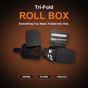 Könnte beinhalten: Eine schwarze dreifach faltbare Rollbox mit dem Text Tri-Fold ROLL BOX Everything You Need. Folded Into One. Der geöffnete Behälter enthält losen Tabak, weiße zylindrische Filter und silberne Blättchen mit den Beschriftungen PAPERS, FILTERS, TOBACCO.