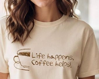 Het leven zit vol verrassingen, koffie helpt! T-shirt – Humor voor koffieliefhebbers