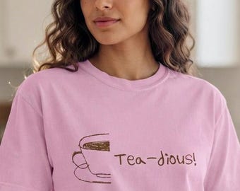 Tea-dious T-shirt – Grappige woordspeling met thee en koffie
