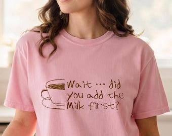 Koffiepurist T-shirt – Wacht, heb je eerst de melk toegevoegd?