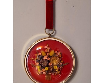 Vintage bolle glazen gedroogde bloemen uit het midden van de eeuw met rood fluwelen lint