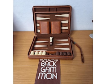 Zestaw podróżny do gry w backgammona SKOR-MOR w brązowym etui. KOMPLETNY