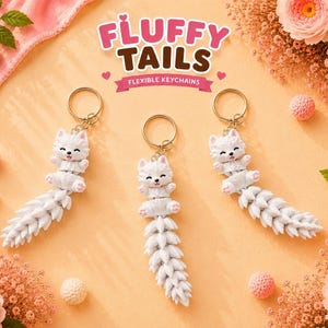 Könnte beinhalten: Drei weiße Fuchsschlüsselanhänger mit flexiblen, beweglichen Schwänzen und Metallringen. Der Text FLUFFY TAILS FLEXIBLE KEYCHAINS ist oben mittig in Pink und Braun gedruckt. Jeder Fuchs hat ein lächelndes Gesicht und rosa Pfotenakzente.