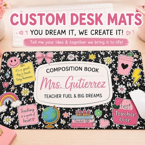 Può includere: Un tappetino da scrivania rettangolare con un motivo a quaderni di composizione in bianco e nero. L'etichetta centrale riporta "COMPOSITION BOOK", "Mrs. Gutierrez" e "TEACHER FUEL & BIG DREAMS". Include adesivi colorati di arcobaleno, mappamondo, libri e cuori.