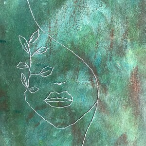 Può includere: Opera d'arte astratta raffigurante il volto di una donna delineato con filo bianco su uno sfondo verde strutturato. Un delicato elemento floreale adorna la testa. L'opera ha un'estetica moderna e minimalista.
