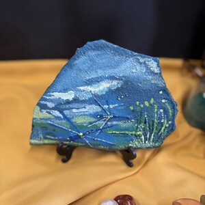 Könnte beinhalten: Ein Set aus drei Keramikbehältern mit Deckeln. Die Behälter sind weiß mit einem blauen Blumenmuster. Der größte Behälter ist 20 cm hoch, der mittlere 18 cm und der kleinste 15 cm.