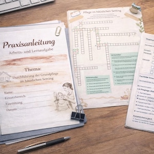 Op de afbeelding: Een houten bureau toont educatief materiaal, waaronder een werkboek getiteld "Praxisanleitung" en een kruiswoordpuzzel. Pennen, paperclips en een kopje koffie zijn ook aanwezig, wat wijst op een studie- of werkomgeving.