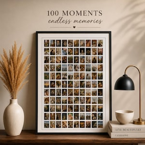 Könnte beinhalten: Ein gerahmtes rechteckiges Poster mit einem Raster aus 100 kleinen quadratischen Fotos und dem darüber gedruckten Text 100 MOMENTS endless memories. Das Poster steht auf einer Holzoberfläche neben einer weißen Vase mit Gras und einer Lampe.