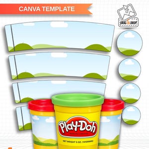 Puede incluir: Una plantilla digital de Canva para envoltorios de Play-Doh con un diseño de cielo azul claro y colinas verdes. El conjunto incluye cuatro envoltorios rectangulares curvos, cuatro etiquetas circulares y tres recipientes amarillos.