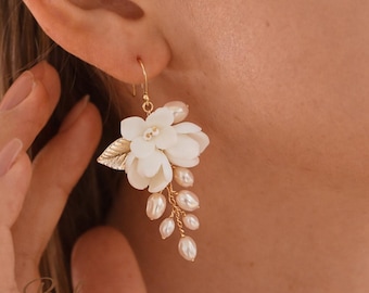Orecchini da sposa boho con fiori, orecchini pendenti con perle bianche e fiori, gioielli romantici per il matrimonio, orecchini pendenti con gancio dorato, regalo per la sposa
