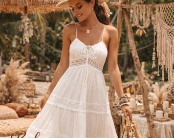 Abito lungo bianco boho da donna, abito estivo a balze in pizzo, prendisole cottagecore, outfit per vacanze al mare, abito romantico e svolazzante, abito da luna di miele