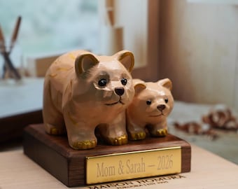 Handskuren personlig present till nybliven mamma, handmålad träfigur av björn, mor och barn, specialgraverad mamma, björnunge, lyxigt familjeklenod