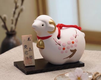 Personligt japanskt stjärnteckensfår, lerklocka Hitsuji, vintage lyckoamulett, specialgraverad träask med presentkort