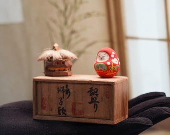 Vintage japansk zodiakklocka med lermotiv | Kyoto Daruma-dera Horin-ji talismaner | Handmålad folkkonst | Skräddarsydd Kiri-trälåda | Cirka 1990-talet