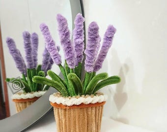 Decorazione per finestre color lavanda, stravagante vaso per erbe aromatiche viola in stile fairycore, regalo unico fatto a mano con scovolini per pipe per un amico, soffice ornamento da comodino