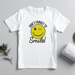 Parche con cita sonriente: lindo diseño de aplique bordado de carita feliz