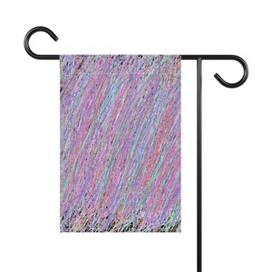 Può includere: Una bandiera da giardino con un design astratto. La bandiera presenta un motivo di linee multicolori nelle tonalità del rosa, viola, blu e arancione su uno sfondo nero. È montata su un paletto da giardino in metallo nero.