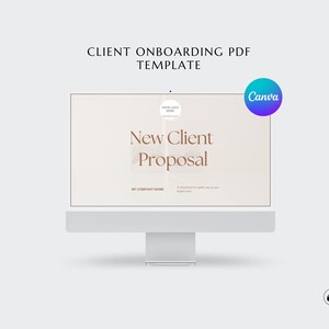 Op de afbeelding: Een computerscherm dat een sjabloon voor een PDF voor klant onboarding toont met de tekst "Nieuw klantvoorstel" en het Canva-logo. De sjabloon is ontworpen in een minimalistische stijl met een beige achtergrond en bruine tekst.