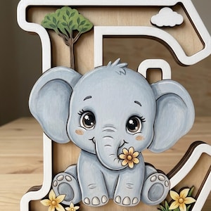 Peut inclure: Lettre "E" en bois avec une illustration d'éléphant bleu clair. L'éléphant tient une fleur jaune dans sa bouche. Un arbre et un nuage sont également présents. Le texte "SVG - PNG - CDR - DXF FILES" est en haut.